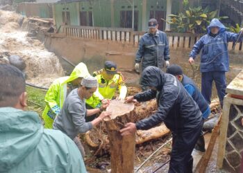 Polsek Cisarua Lakukan Evakuasi Jembatan Alternatif Pasir Ipis yang Putus Akibat Curah Hujan Tinggi