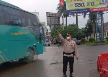 Personel Lantas Polsek Cikupa Laksanakan Pengaturan Lalu Lintas Pagi, Wujudkan Kamseltibcar Lantas