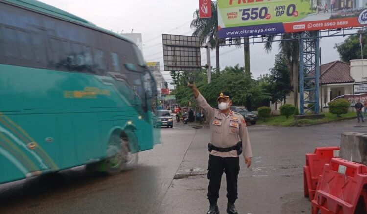 Personel Lantas Polsek Cikupa Laksanakan Pengaturan Lalu Lintas Pagi, Wujudkan Kamseltibcar Lantas