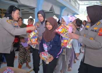 Polwan Polda Jabar Bagikan Makanan Ringan untuk Anak – Anak Pengungsi Terdampak Bencana Alam Tanah Longsor di Cisarua