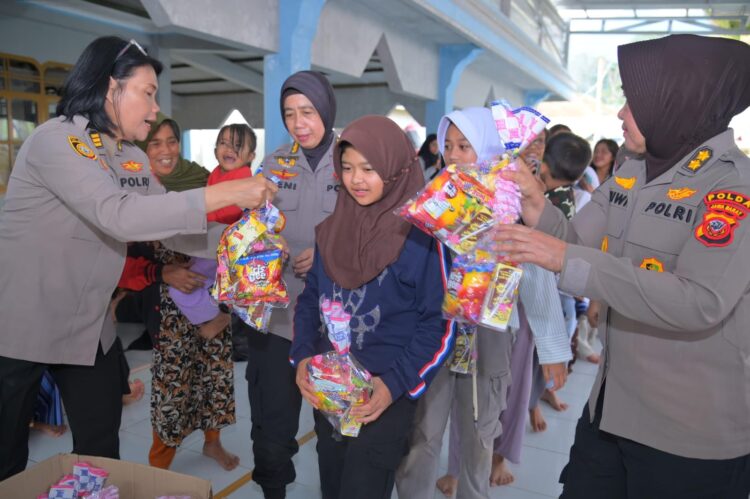 Polwan Polda Jabar Bagikan Makanan Ringan untuk Anak – Anak Pengungsi Terdampak Bencana Alam Tanah Longsor di Cisarua
