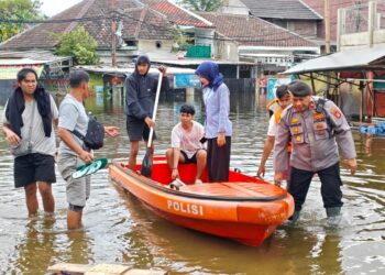 Tanggap Darurat Banjir, Polres Metro Tangerang Kota Kerahkan Perahu Karet Evakuasi Warga Jatiuwung