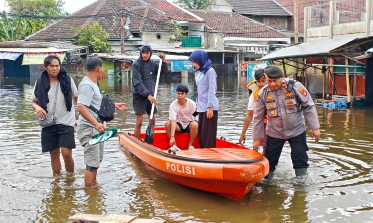 Tanggap Darurat Banjir, Polres Metro Tangerang Kota Kerahkan Perahu Karet Evakuasi Warga Jatiuwung