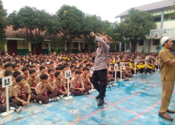 Police Goes To School, Polsek Cikarang Selatan Berikan Pembinaan di SMPN 2 Pasirsari