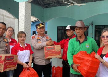 Polsek Babelan Bersama INTI Kabupaten Bekasi Salurkan Bantuan Sosial untuk Warga Terdampak Banjir