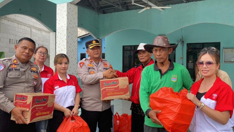 Polsek Babelan Bersama INTI Kabupaten Bekasi Salurkan Bantuan Sosial untuk Warga Terdampak Banjir