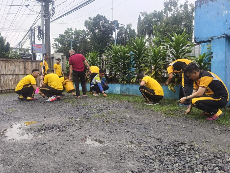Bukan Sekadar Bersih-Bersih, Polres OKI Jadikan Jum’at Bersih Sarana Pererat Sinergi Masyarakat