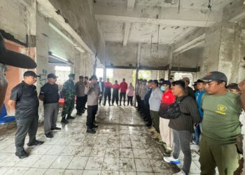 Polsek Cikarang Selatan Bersama Muspika Cikarang Selatan Gotong Royong Bersihkan Pasar Serang 