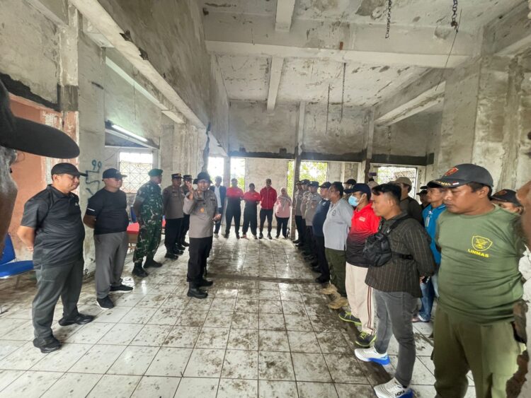 Polsek Cikarang Selatan Bersama Muspika Cikarang Selatan Gotong Royong Bersihkan Pasar Serang