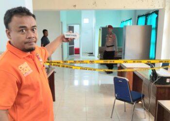 Inafis Sat Reskrim Polres Tanggamus Lakukan Olah TKP Temuan Mayat di Kantor Dinas DPMPTSP