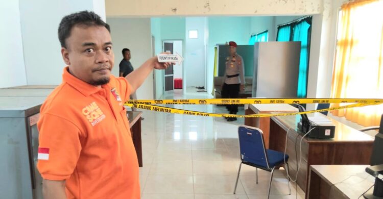 Inafis Sat Reskrim Polres Tanggamus Lakukan Olah TKP Temuan Mayat di Kantor Dinas DPMPTSP