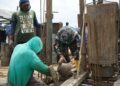 Wujud Nyata Kemanunggalan TNI-Rakyat, Satgas dan Warga Kuala Duabelas Kompak Cor Tiang Jembatan