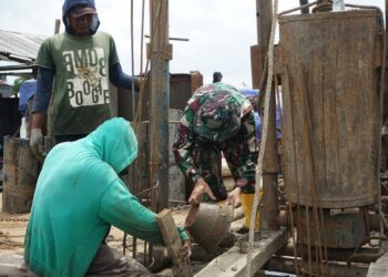 Wujud Nyata Kemanunggalan TNI-Rakyat, Satgas dan Warga Kuala Duabelas Kompak Cor Tiang Jembatan