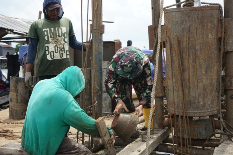 Wujud Nyata Kemanunggalan TNI-Rakyat, Satgas dan Warga Kuala Duabelas Kompak Cor Tiang Jembatan