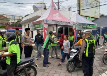 Polres Pasuruan Kota Berbagi Takjil, Pererat Kedekatan dengan Masyarakat