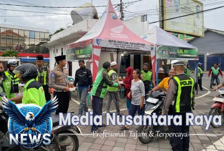 Polres Pasuruan Kota Berbagi Takjil, Pererat Kedekatan dengan Masyarakat
