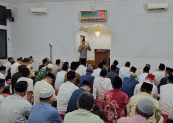 Kapolres Metro Depok Hadiri Tatawih Keliling di Masjid Jami Al Mukhlishun Sukmajaya Depok