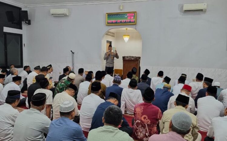 Kapolres Metro Depok Hadiri Tatawih Keliling di Masjid Jami Al Mukhlishun Sukmajaya Depok