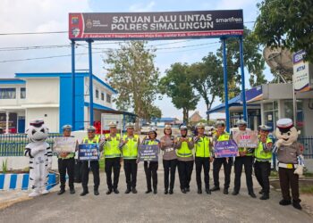 Manis di Jalan, Hangat di Hati! Sat Lantas Polres Simalungun Bagikan Takjil dan Bingkisan untuk Pengguna Jalan di Ramadhan 1447 H