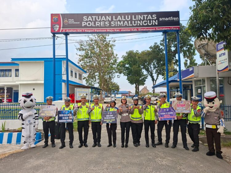 Manis di Jalan, Hangat di Hati! Sat Lantas Polres Simalungun Bagikan Takjil dan Bingkisan untuk Pengguna Jalan di Ramadhan 1447 H