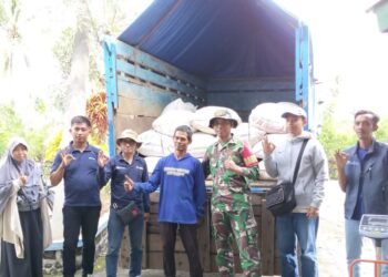 Babinsa Pulungdowo Kawal Sergab Bulog, Perkuat Ketahanan Pangan Nasional di Tumpang Malang