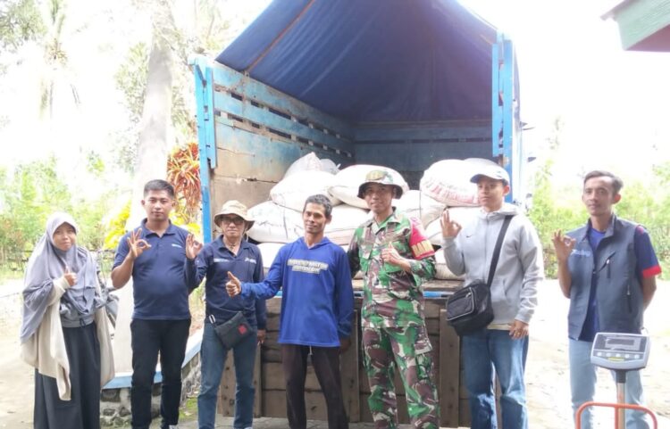 Babinsa Pulungdowo Kawal Sergab Bulog, Perkuat Ketahanan Pangan Nasional di Tumpang Malang