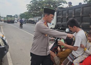 Berbagi Berkah Ramadan, Polsek Simpang Pematang Sapa Pengendara di Depan Mapolsek dengan Takjil Buka Puasa