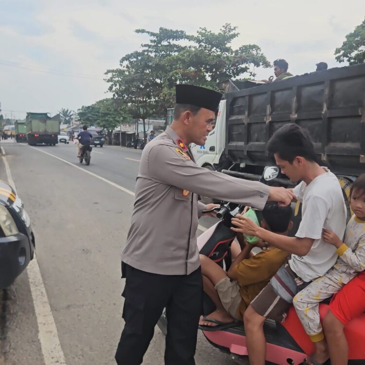 Berbagi Berkah Ramadan, Polsek Simpang Pematang Sapa Pengendara di Depan Mapolsek dengan Takjil Buka Puasa