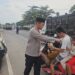 Berbagi Berkah Ramadan, Polsek Simpang Pematang Sapa Pengendara di Depan Mapolsek dengan Takjil Buka Puasa
