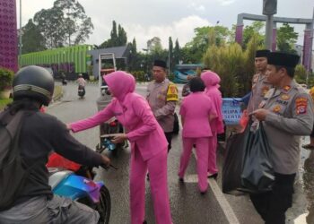 Polsek Cikupa dan Bhayangkari Ranting Cikupa Bagikan 250 Paket Takjil Gratis kepada Pengguna Jalan