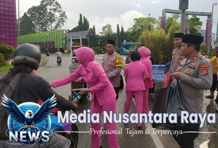 Polsek Cikupa dan Bhayangkari Ranting Cikupa Bagikan 250 Paket Takjil Gratis kepada Pengguna Jalan