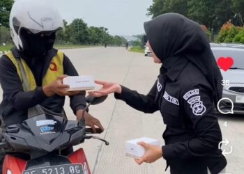Sapa Masyarakat, Polwan Polda Lampung Bagikan Takjil Berbuka Puasa