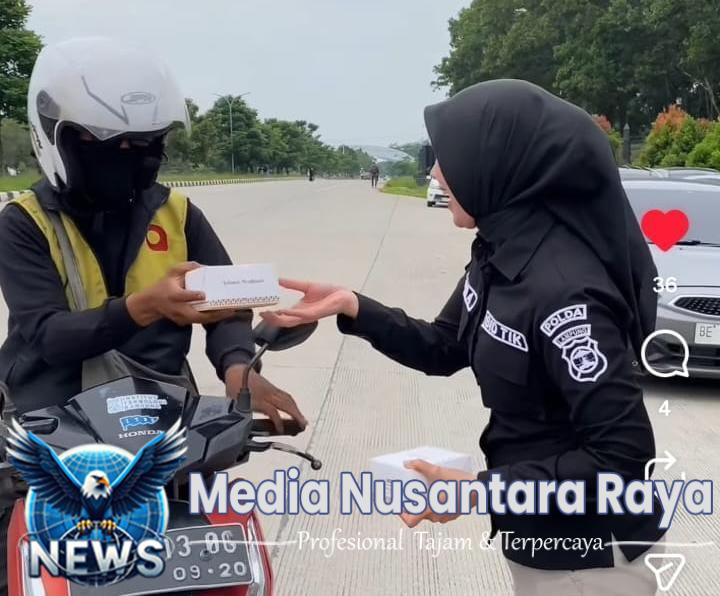 Sapa Masyarakat, Polwan Polda Lampung Bagikan Takjil Berbuka Puasa