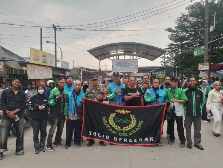 Grab Militan Bersama Polsek Cikarang Utara Bagikan Takjil Gratis di Stasiun Cikarang, Wujudkan Berbagi Kebaikan di Bulan Ramadhan