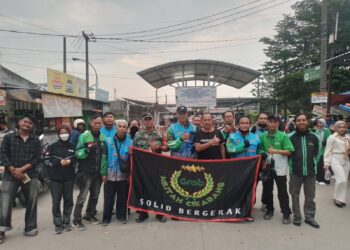 Babinsa Karang Asih Bersama Grab Ojol Militan Berbagi Takjil Didepan Stasiun cikarang