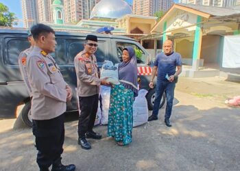 Polsek Cikarang Selatan Bersama Yayasan Budha Tzu Chi Bagikan Beras untuk Warga
