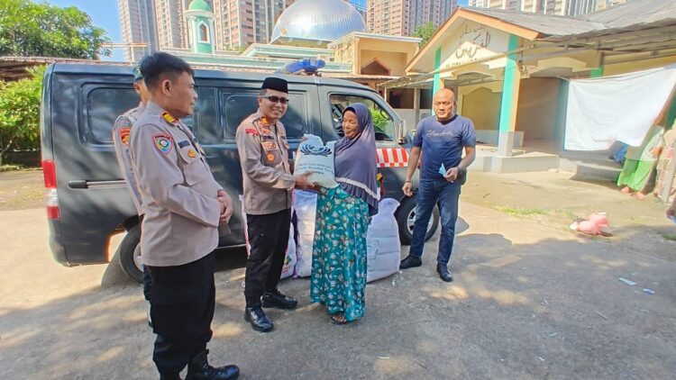 Polsek Cikarang Selatan Bersama Yayasan Budha Tzu Chi Bagikan Beras untuk Warga