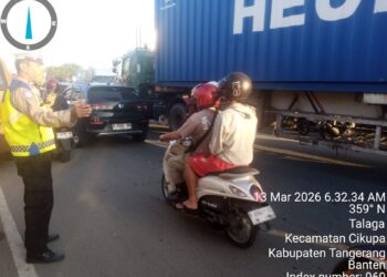 Personel Lantas Polsek Cikupa Laksanakan Pengaturan Arus Lalu Lintas Pagi di Pertigaan Columbus