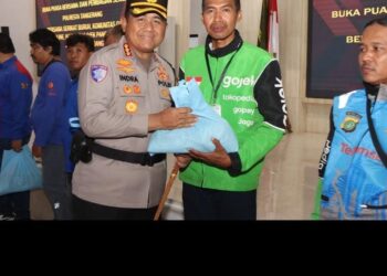 Jalin Kedekatan, Polresta Tangerang Bagikan Sembako untuk Ojol dan Opang