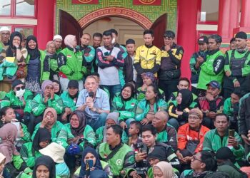 Baba Alun Berbagi Sembako Kepada Ojek online Wujud Kepedulian Dan Kebersamaan