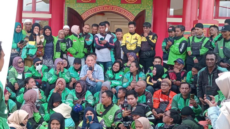 Baba Alun Berbagi Sembako Kepada Ojek online Wujud Kepedulian Dan Kebersamaan 
