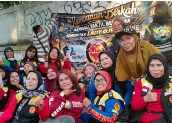 Relawan lady Ojol (RLO) Bersama ASPIRASI Bagikan Takjil Bentuk Kepedulian Dan Kebersamaan Di bulan Ramadhan