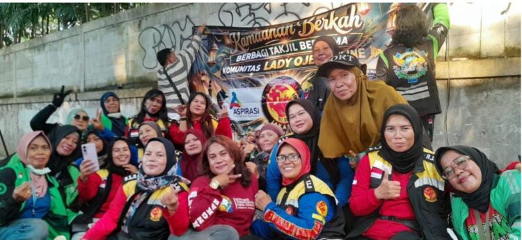 Relawan lady Ojol (RLO) Bersama ASPIRASI Bagikan Takjil Bentuk Kepedulian Dan Kebersamaan Di bulan Ramadhan 