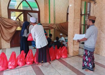 55 Mustahik Terima Zakat Fitrah Dari DKm Masjid Al Muqorrobin