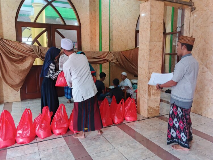 55 Mustahik Terima Zakat Fitrah Dari DKm Masjid Al Muqorrobin