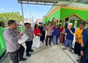 Wujud Kepedulian, Polsek Babelan dan Donatur Salurkan Zakat untuk Warga