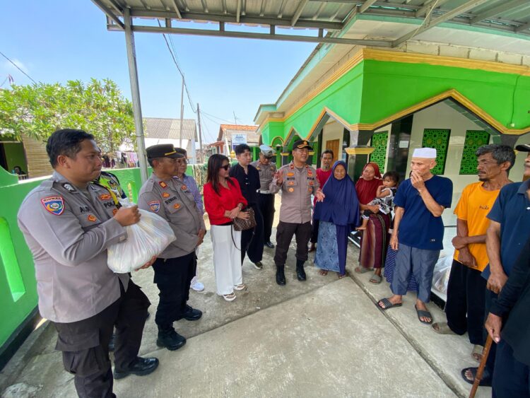 Wujud Kepedulian, Polsek Babelan dan Donatur Salurkan Zakat untuk Warga