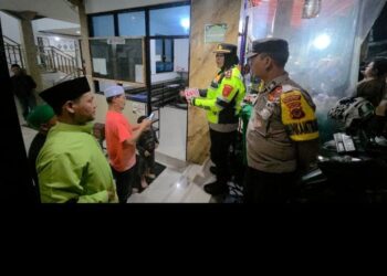 Pengamanan Malam Takbir Kapolsek Megamendung Sosialisasikan Layanan Call Center 110 1×24, Siap Tindak Lanjut Laporan atau Aduan