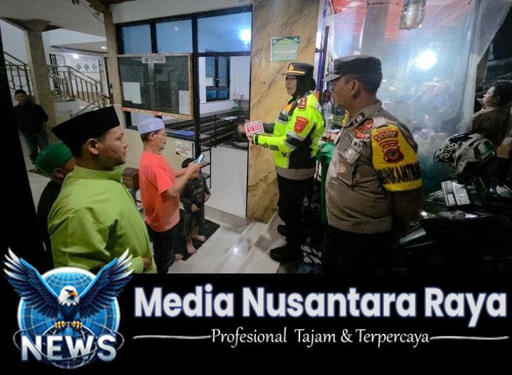 Pengamanan Malam Takbir Kapolsek Megamendung Sosialisasikan Layanan Call Center 110 1×24, Siap Tindak Lanjut Laporan atau Aduan