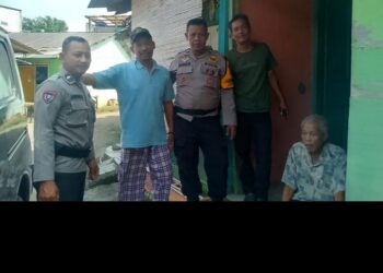 Aksi Humanis Polsek Pasar Kemis, Bantu Lansia Terlantar Kembali ke Keluarga